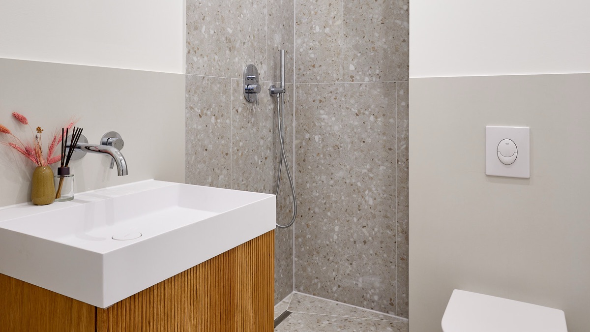 Neues Tageslichtbad mit Terrazzo-Fliesen und Walk-in-Dusche