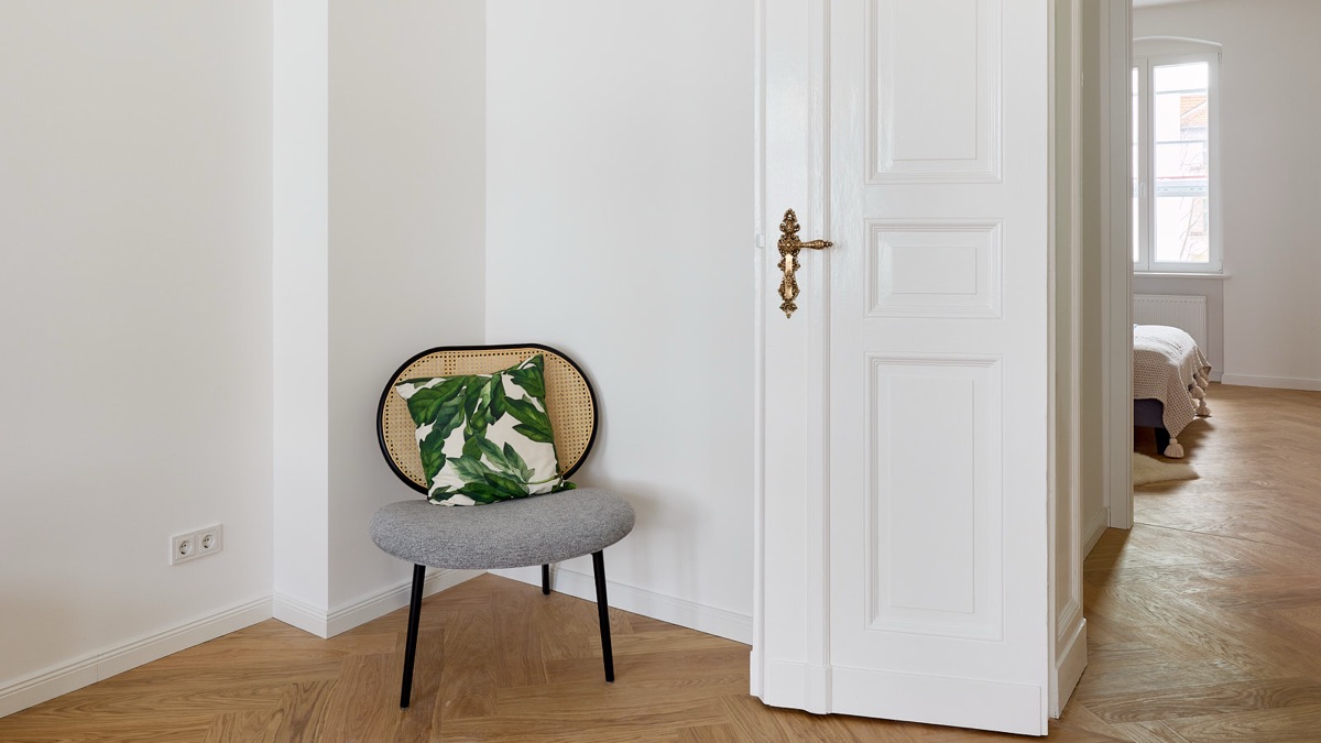Flur mit originalen Flügeltüren und Blick ins Schlafzimmer