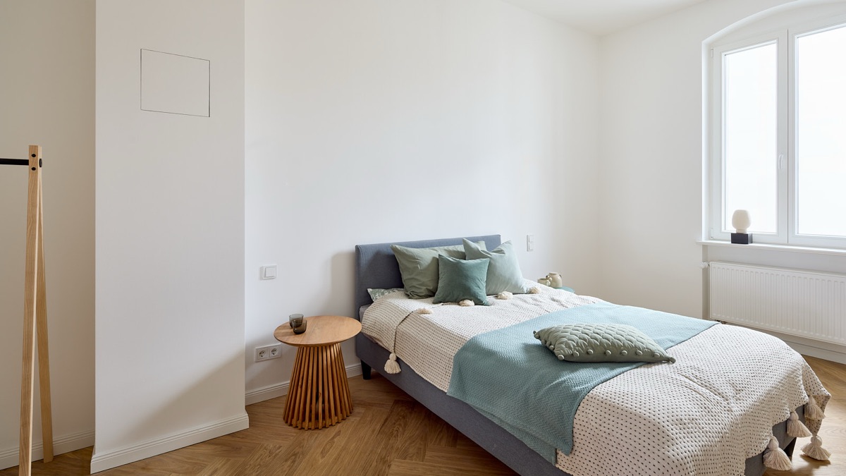 Helles Schlafzimmer mit Rundbogenfenster